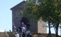 In cima fino alla chiesetta di Parco San Donato, tempietto dedicato alla pace